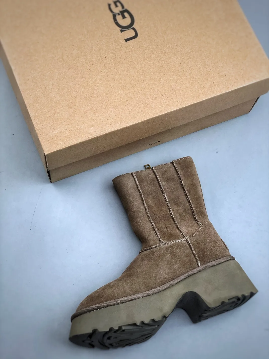 Local self-pickup💰700 supports store placement. The top version on the market UGG Fishman Thick-soled Pencil Boots. 5cm thick sole. Xiaohongshu’s hot model. Produced by a major foreign trade factory in Guangzhou. Toe box to insole are all made of genuine sheep fur. Independent outer box packaging. Chip. Waterproof technology. Differentiated from any version on the market. 5cm thick sole. Independent original development of outsole. Cashmere insole. Keep warm in winter. It is a very suitable choice for home use. In the new year, uug launches a style series. Partly catered to the preferences of young consumers, it has also moved to the forefront of fashion trends. Shoe body material: water-repellent coated suede upper, 17 mm UGGPURE™ implanted wool insole, lightweight non-slip and comfortable rubber outsole, with brand LOGO and trademark, with full packaging. Size: 35 36 37 38 39 40